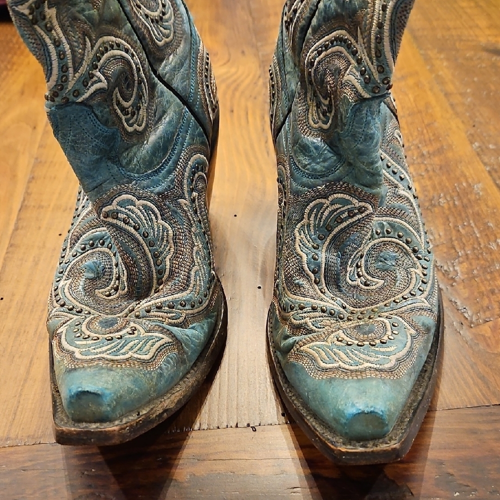 BEAUTIFUL CORRAL TURQUOISE SHADDED AND STUDDED BOOTS